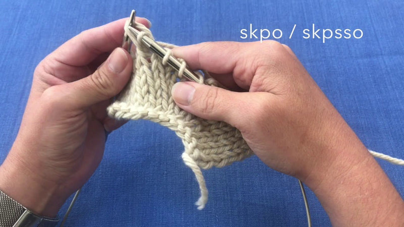 SKPO / SKPSSO (slip, knit, pass slipped stitch over) – desliz, teje, pasa por encima